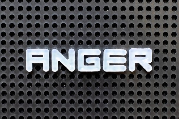 Biały alfabet kolor ze słowem gniew na czarnym tle pegboard - Zdjęcie, obraz