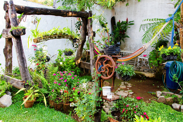 Гамак во дворе дома в Сальвадоре, Центральная Америка
. - Фото, изображение
