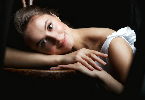 sexy Frau auf dem Bett Schönheit junge erotische Körper nackt Modell Unterwäsche  - Foto, Bild