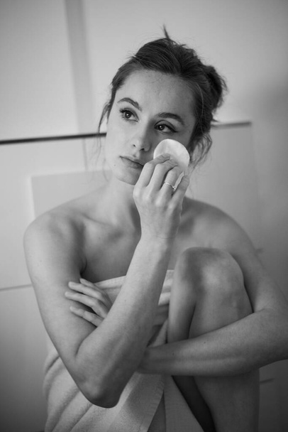 uzupełnić zmywacz naturalne piękno kobieta autentyczne  - Zdjęcie, obraz