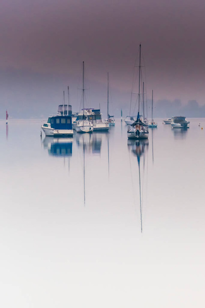 10 December 2019: Smoke Haze blocks out the sunrise and reduces visibility at Woy Woy Waterfront on the Central Coast, NSW, Australia. - Foto, Imagem