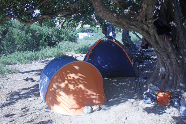 Camping sátrak kserokampos strand creta sziget covid-19 nyaralás kiváló minőségű nyomatok - Fotó, kép