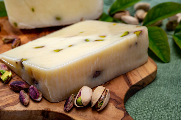 Сирний сир з овечого молока, наповненого горіхами фістахіо з Бронте (Сицилія). - Фото, зображення