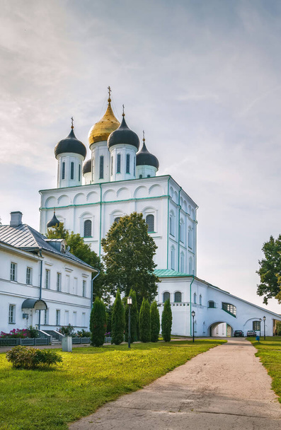 Trinity Cathedral está localizado no Pskov Krom ou Kremlin, Rússia
 - Foto, Imagem