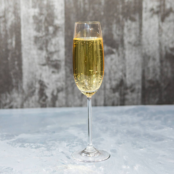 Склянка шампанського ізольована на сірому фоні
 - Фото, зображення