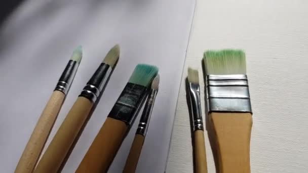 Χρησιμοποιούμενες βούρτσες για ζωγραφική σε λευκό χαρτί με υφή - Πλάνα, βίντεο