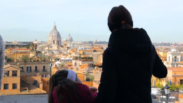 Γυναίκα με την κόρη της θαυμάζουν όμορφη θέα στη Ρώμη - Πλάνα, βίντεο
