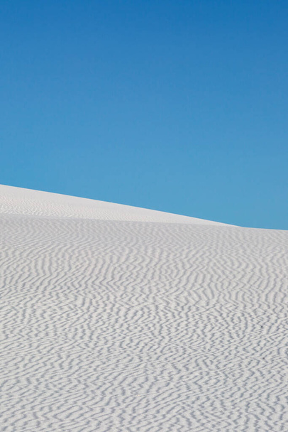 White gypsum sand dunes against a clear blue sky, in White Sands National Monument, New Mexico - Fotoğraf, Görsel