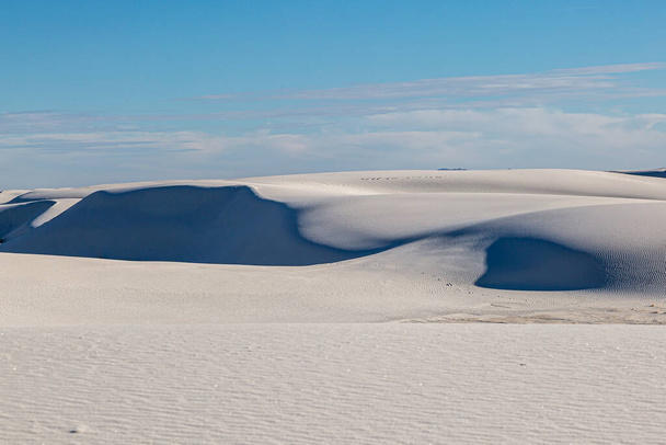 Light and shade on the sand dunes, at White Sands National Monument in New Mexico - Фото, изображение