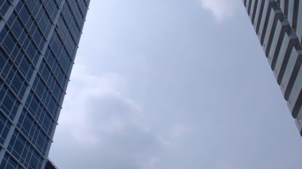 Вид знизу з двох паралельних сучасних будівель
.  - Кадри, відео