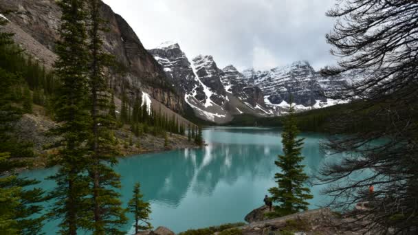 Timelapse filmu Moraine Lake. Park Narodowy Banff AB Kanada - Materiał filmowy, wideo
