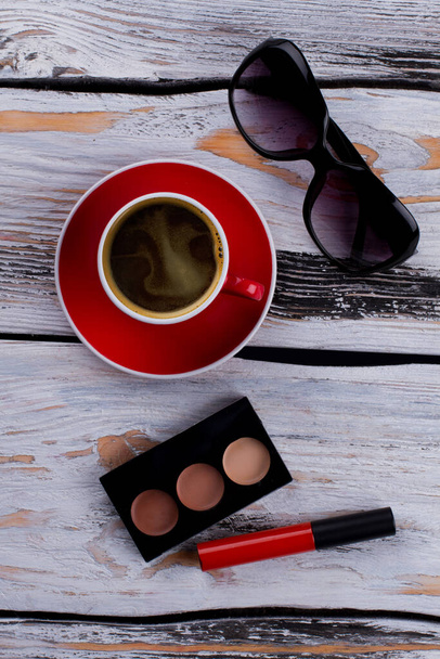 Καφές με γυαλιά ηλίου και αξεσουάρ μακιγιάζ. - Φωτογραφία, εικόνα