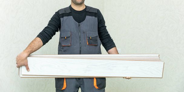 Worker man holding white wood laminate - Foto, Imagem