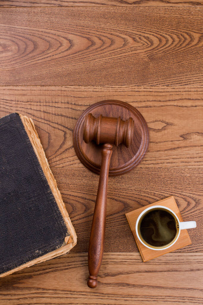 Δικαστής σφυρί με φλιτζάνι καφέ και παλιά Αγία Γραφή. - Φωτογραφία, εικόνα
