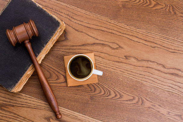 Старая винтажная книга с судьей молотком и чашкой кофе
. - Фото, изображение