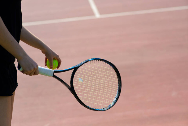 Tenis topları ve roket sahada güneşli bir günde, spor, hobi - Fotoğraf, Görsel
