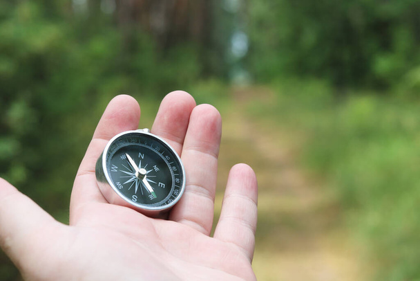 Vanha klassinen navigointi kompassi kädessä luonnon taustalla symboli matkailun kompassi, matkustaa kompassi ja ulkoilu kompassi - Valokuva, kuva