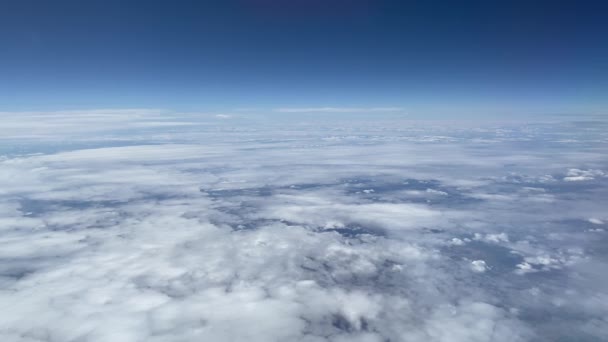 lucht en zachte beweging van wolken opgenomen vanuit het vliegtuig 4k film van boven - Video