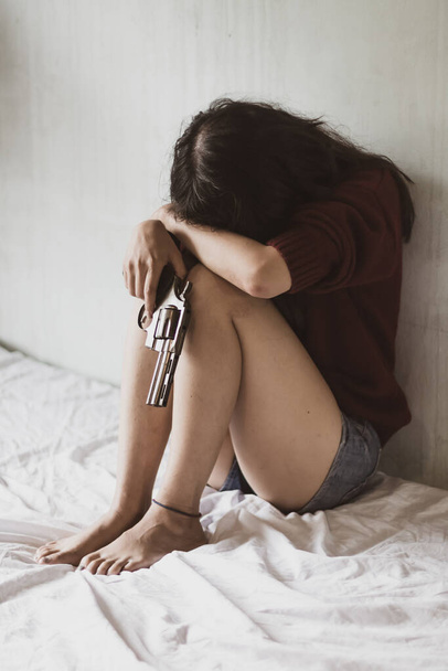 Naiset, joilla on stressiä Pidä asetta kädessään Stressin syy johtuu sosiaalisista ongelmista, huumeiden ja rikollisuuden käsitteestä.. - Valokuva, kuva