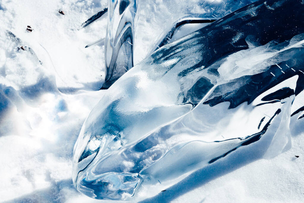 Blokken ijs die schitteren in de zon. Arctische winterachtergrond. Winterijs langs de kust. - Foto, afbeelding