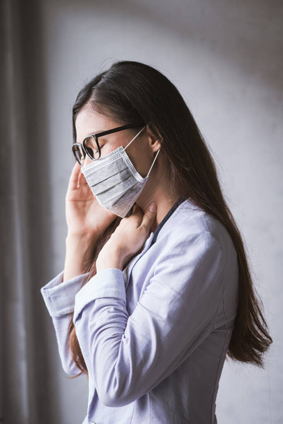 Vrouwen die hoesten en ziek zijn met een griepinfectie, covid-19, coronavirus, moeten daarom maskers gebruiken om de mond en neus te bedekken.. - Foto, afbeelding