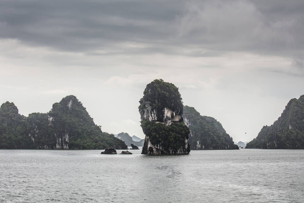 Stormy Ha Long Bay in Vietnam - Valokuva, kuva