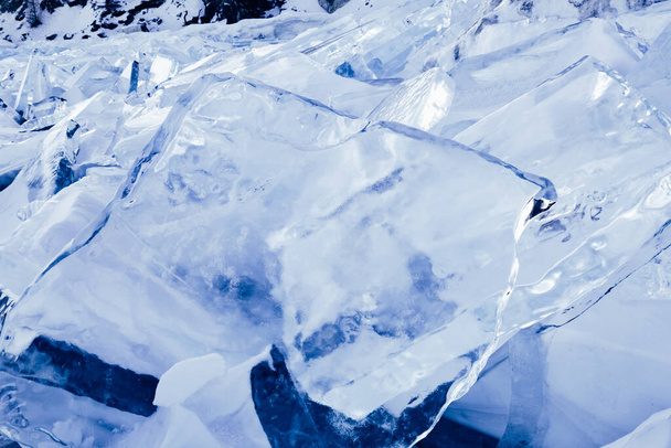 Blocchi di ghiaccio che brillano al sole. Sfondo invernale artico. Ghiaccio invernale lungo la riva
. - Foto, immagini