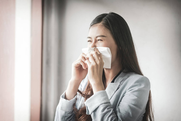 Kobiety, które mają kaszel i są chore na infekcję grypą - dlatego muszą używać papieru toaletowego, aby zakryć usta i nos. - Zdjęcie, obraz