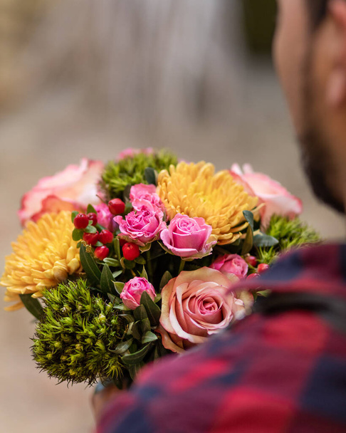 Floristería sosteniendo ramo de flores
 - Foto, imagen
