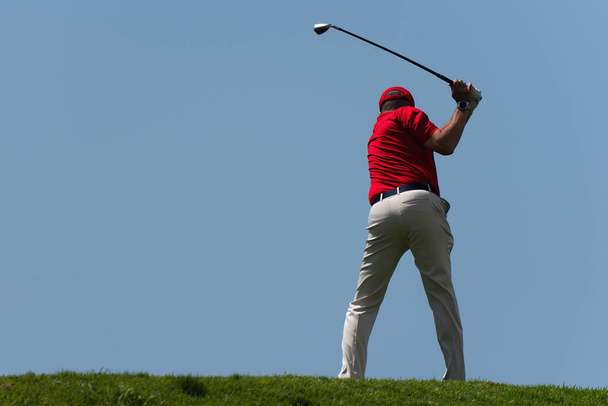 美しい日当たりの良い緑のゴルフコースでゴルフをする男,ゴルフボールを撮影ゴルファー - 写真・画像