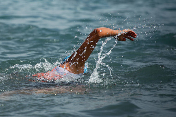 Nuoto triatleta donna nuoto freestyle strisciare nell'oceano - Foto, immagini