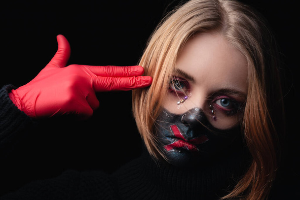 Máscara de maquiagem, retrato de uma menina em honra das férias de Halloween e do dia dos mortos. O conceito de coronavírus
. - Foto, Imagem
