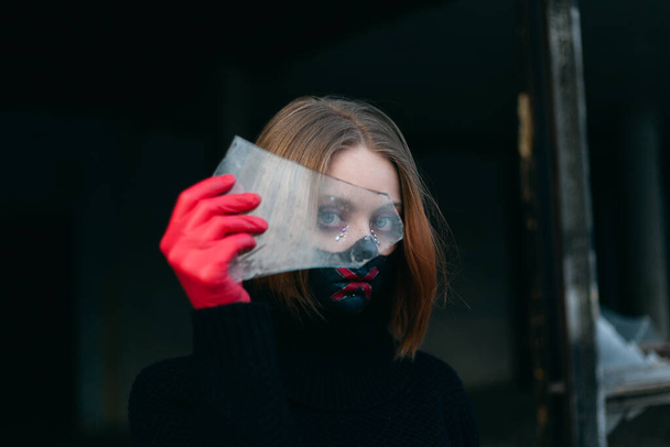 Маска для макияжа, портрет девушки в честь праздников Хэллоуина и дня мертвых. Концепция коронавируса
. - Фото, изображение