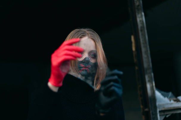 Μάσκα μακιγιάζ, πορτραίτο κοριτσιού προς τιμήν των εορτών του Χάλογουιν και της ημέρας των νεκρών. Η έννοια του coronavirus. - Φωτογραφία, εικόνα