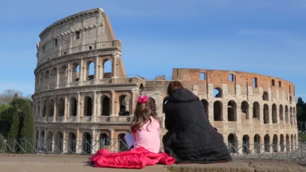 Mulher com sua filha admirar Roman Colosseum, Roma, Itália
 - Filmagem, Vídeo