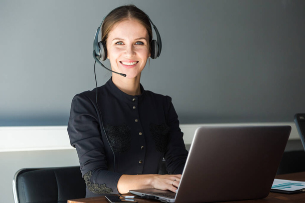 Πορτρέτο του εργαζομένου εξυπηρέτησης πελατών γυναίκα, τηλεφωνικό κέντρο χαμογελώντας χειριστή με τηλέφωνο στο γραφείο - Φωτογραφία, εικόνα