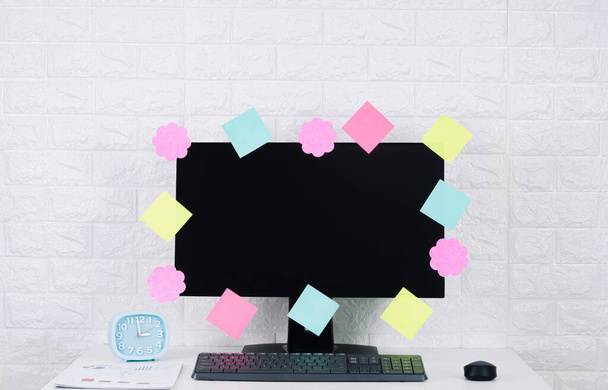 Paper post it Notes Computer screen on the desk - 写真・画像