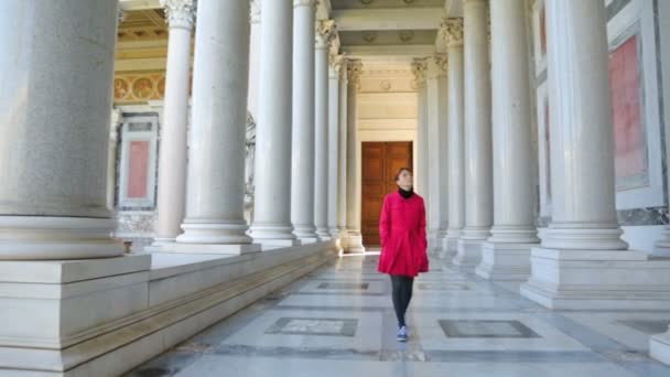 A Szent Pál Bazilika oszlopai mentén sétáló nő - Felvétel, videó