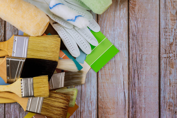 Malerbedarf Farbauswahl Farbwalze und Pinsel im Zubehör für die Hausrenovierung - Foto, Bild