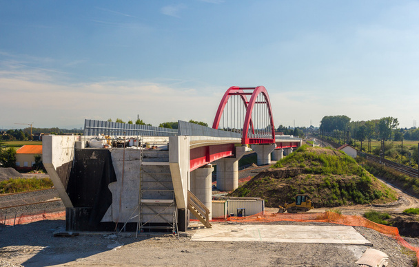 Мост к обмену направлениями железнодорожного движения слева направо
 - Фото, изображение