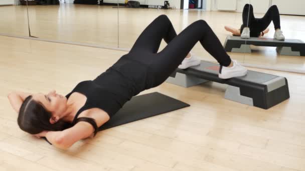 záběry krásné brunetky žena cvičení v posilovně - Záběry, video