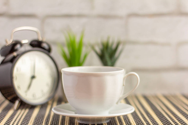 Маленька чашка кави ранкової кави на столі.. - Фото, зображення