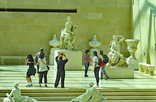 Dentro del museo del Louvre en París, 12: 45 pm. ; 16 de julio de 2016; Francia, Europa - Foto, Imagen