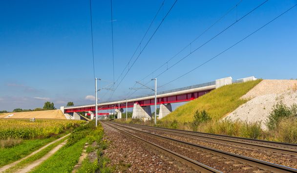Überführung der neuen Hochgeschwindigkeitsbahn lgv est in der Nähe von Straßburg - Franken - Foto, Bild