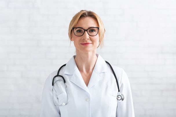 Videogesprek met patiënt. vrouw arts in witte jas kijken op camera - Foto, afbeelding