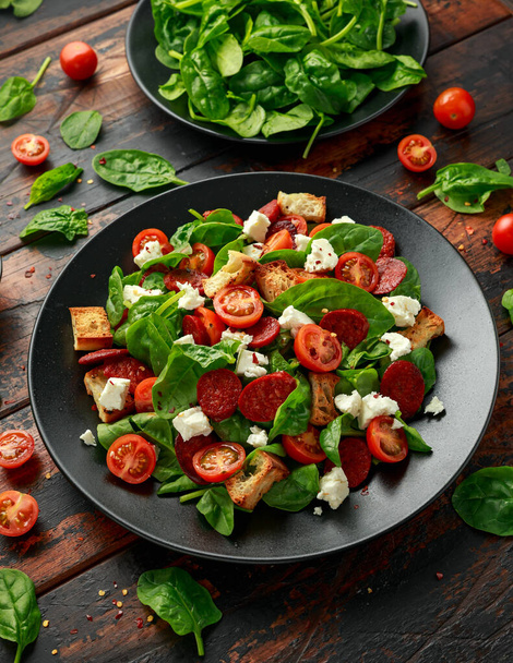Salade de tomates chorizo aux épinards, fromage feta et croûtons. nourriture d'été saine - Photo, image