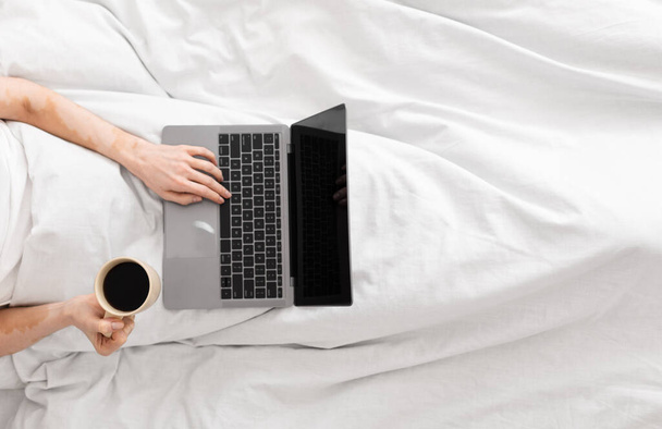 Nő használja laptop üres képernyő az ágyban reggel - Fotó, kép