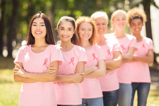 Gruppo di volontari per il cancro al seno Donne in piedi in posa all'aperto - Foto, immagini