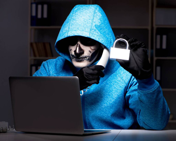 Τρομακτικός χάκερ hacking τείχος προστασίας ασφαλείας αργά στο γραφείο - Φωτογραφία, εικόνα