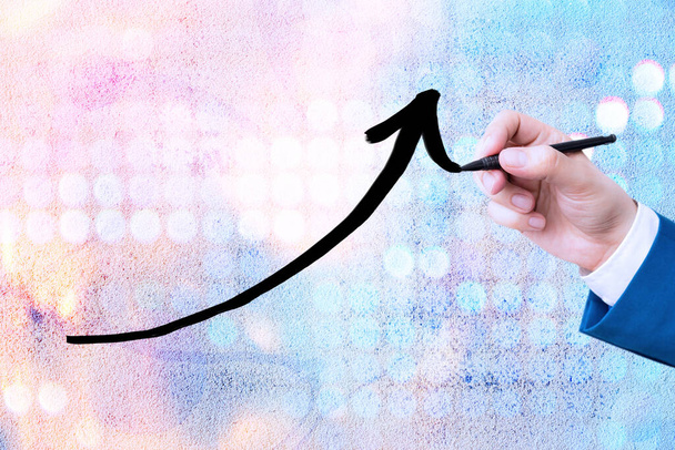 Иллюстрация кривой Эрроухэда, направленная вверх, обозначает развитие улучшения успеха. Цифровая диаграмма со стрелками символизирует рост
 - Фото, изображение